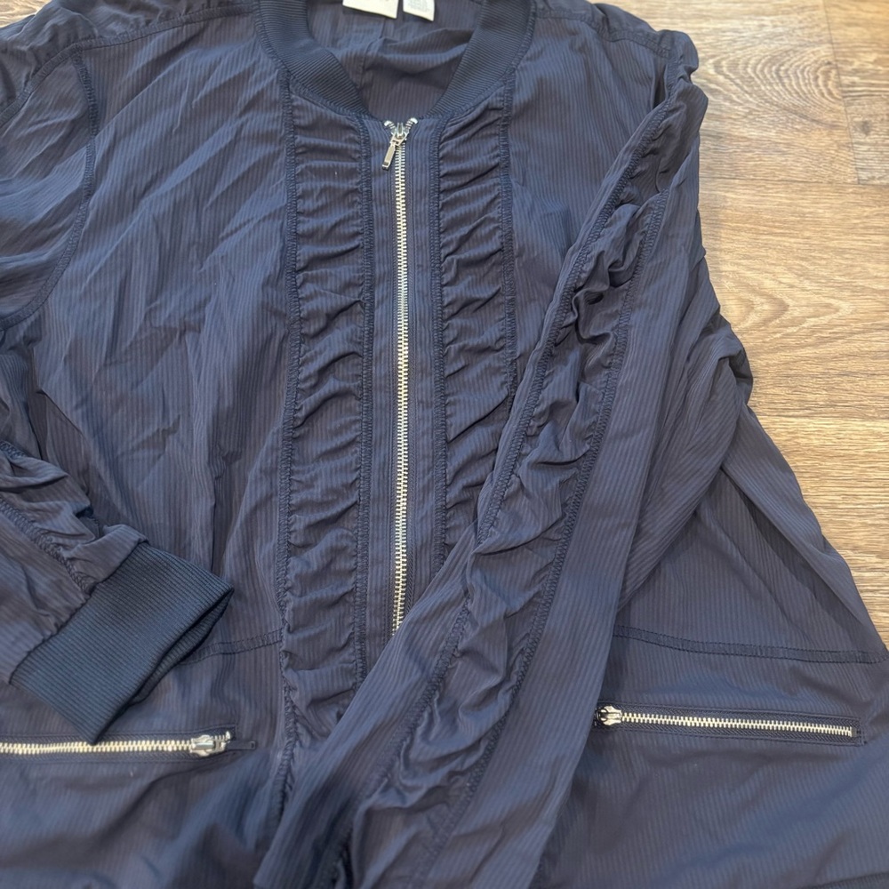 Chico’s Zenergy Navy Blue Full Zip Jacket Sz 3 Nylon Ruched Sleeve Athleisure - Picture 3 of 6